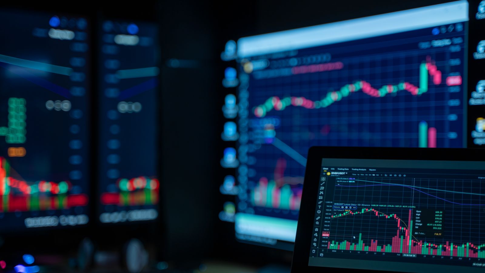Birden fazla ekranda canlı borsa ve kripto fiyat grafikleri — SEC Innovation Exemption sonrası Bitcoin piyasa analizi