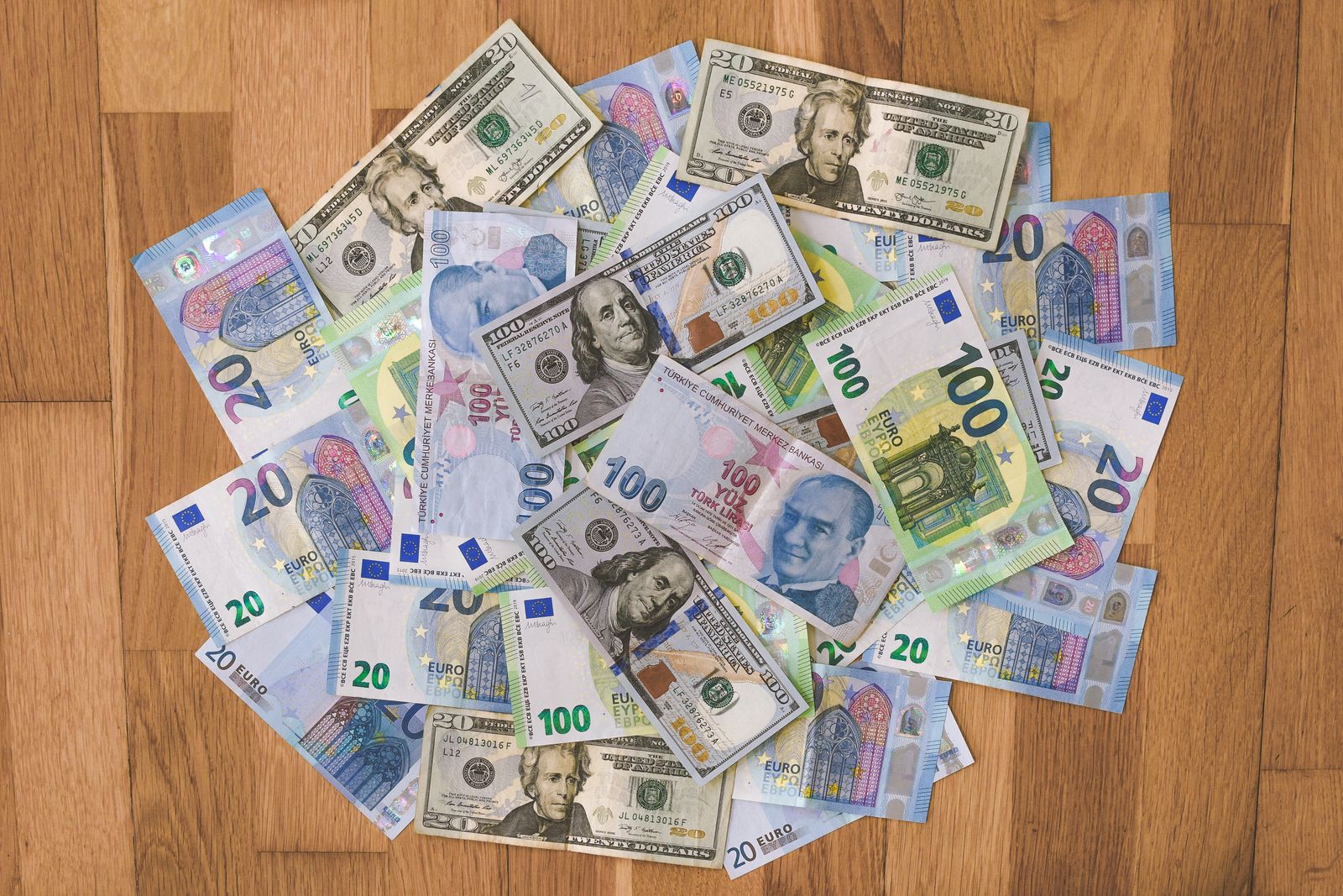 Türk lirası ve dolar banknotları — Bitcoin üçüncü çeyrek kapanışı ve TL yatırımcısının hesabı