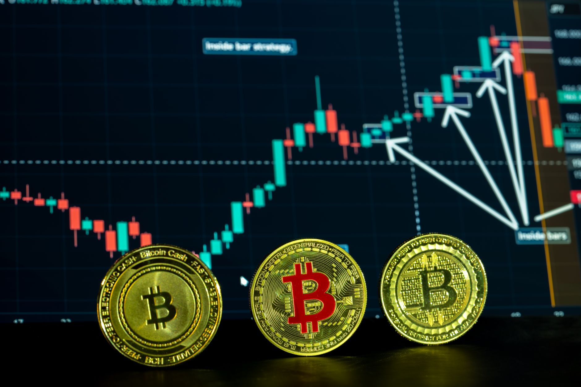 Karanlık ekranda Bitcoin ve kripto para mum grafiği — sıcak çekirdek TÜFE sonrası Fed faiz artırımı beklentisi