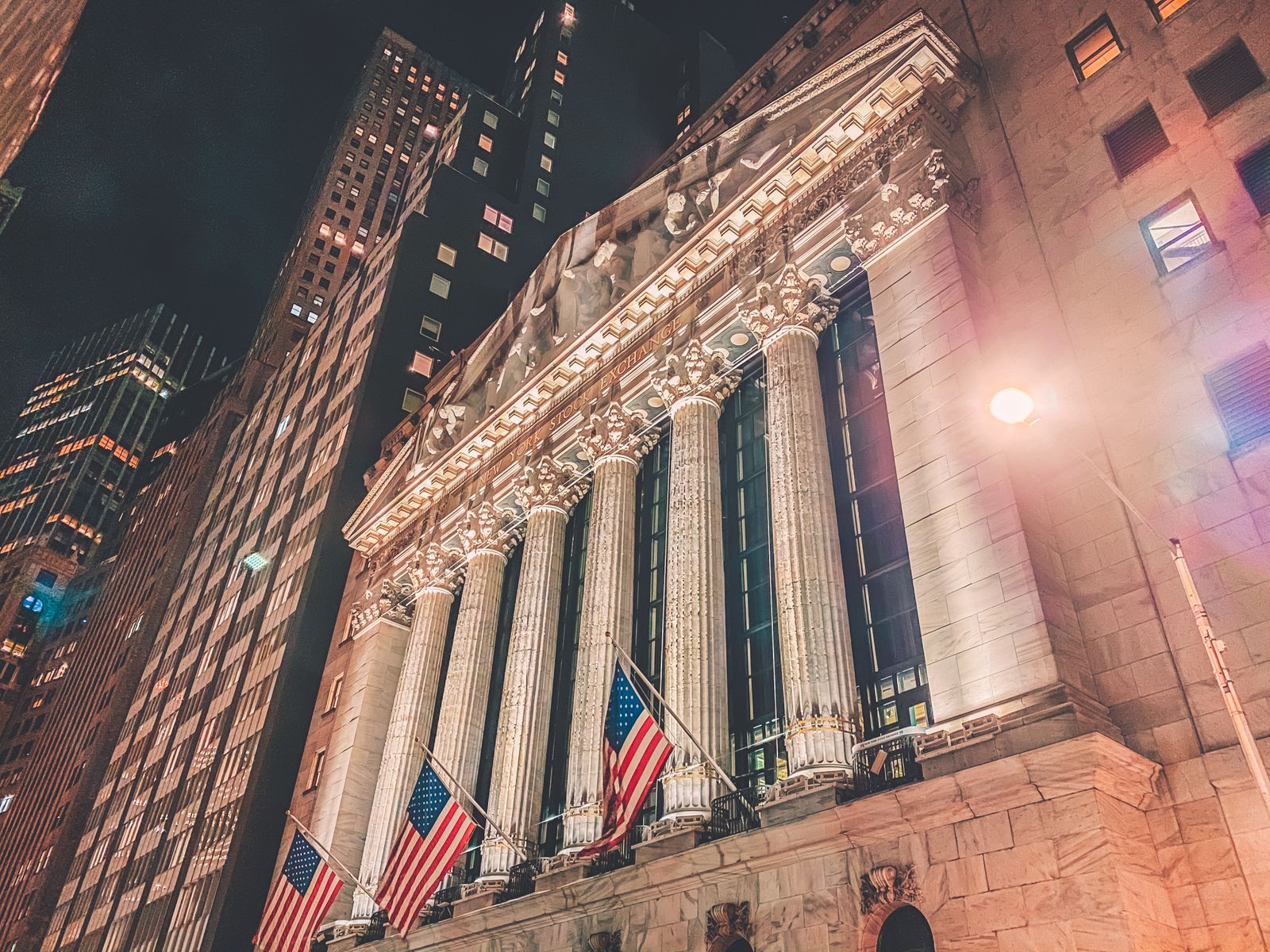 New York Borsası binasının gece aydınlatılmış cephesi — Wall Street'in kripto hedeflerini yukarı çevirmesi ve SEC'in yeni saklama teklifi