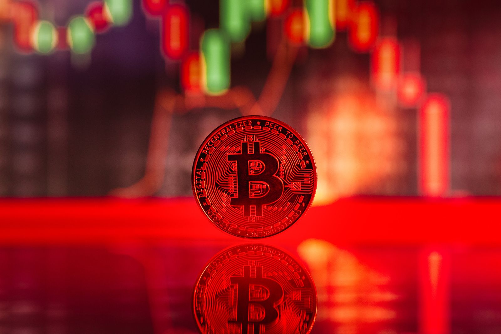 Bitcoin madeni parası ve yansıyan düşüş grafiği — CLARITY Act 49-50 oylaması ve FOMC öncesi kripto piyasası
