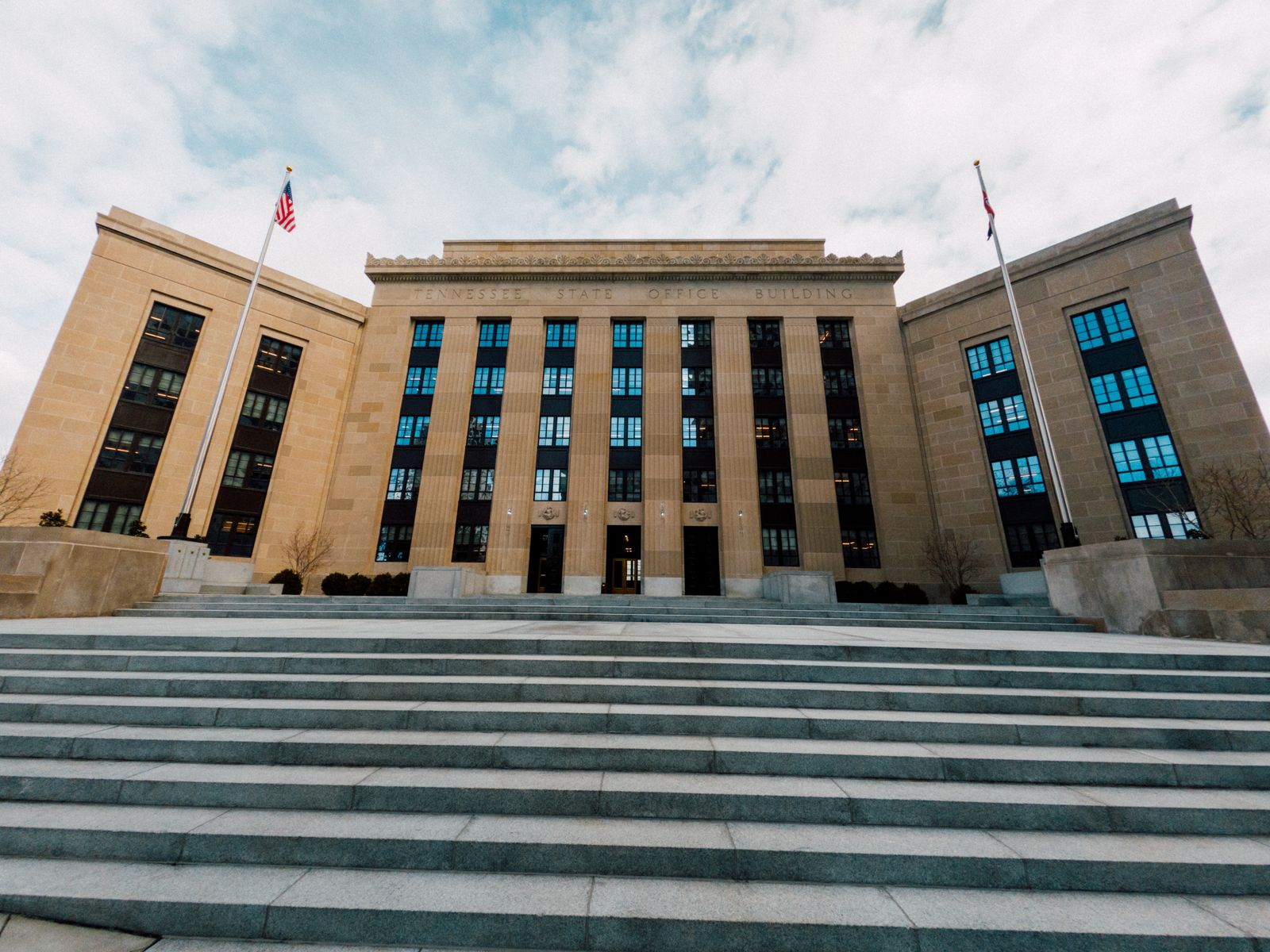 Federal Reserve binası ve ABD bayrakları — Fed'in üç yıl sonra ilk faiz artırımı sonrası kripto piyasası