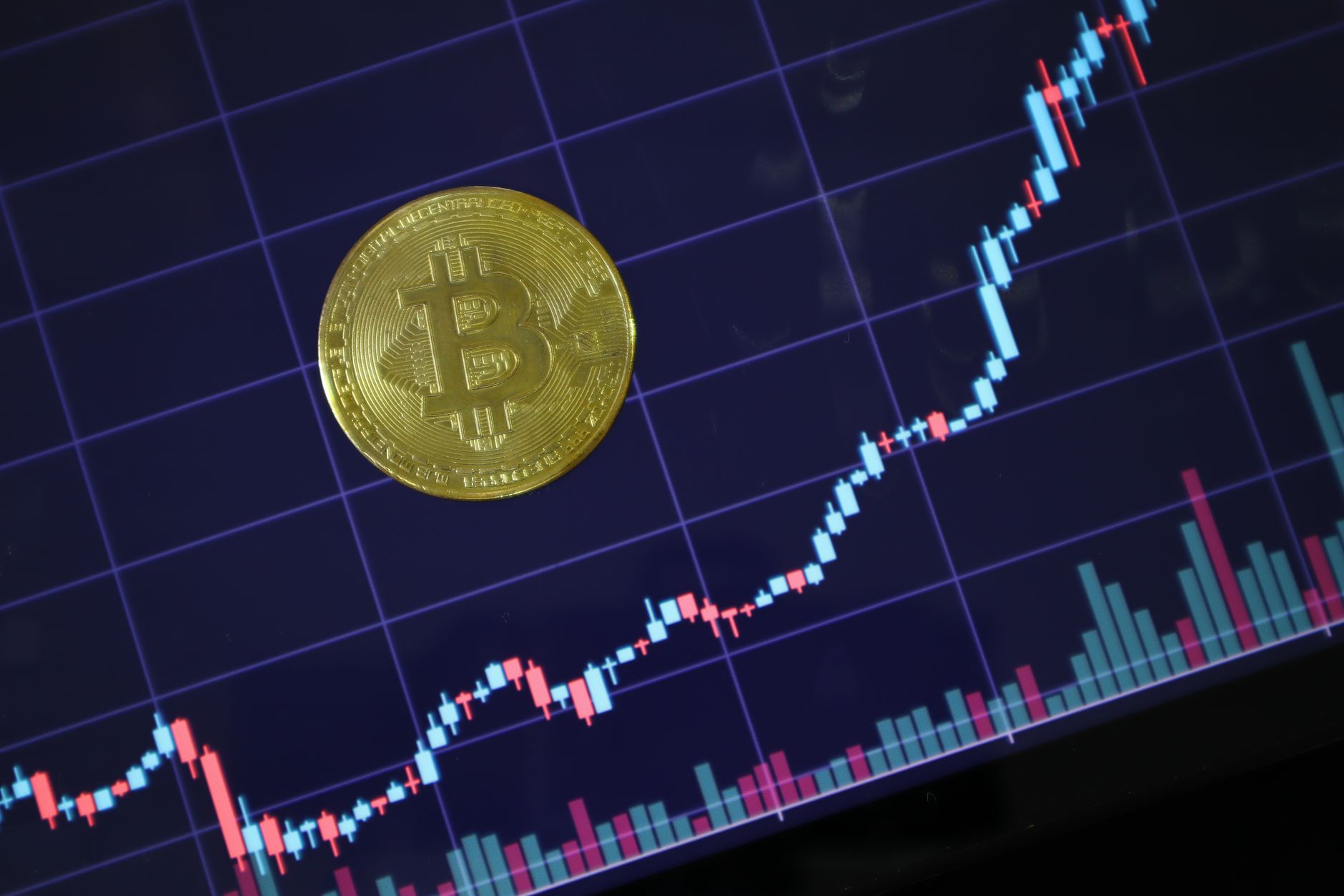 Bitcoin ve piyasa grafiği önünde Fed sonrası ETF çıkışı ile balina birikimini gösteren piyasa analizi