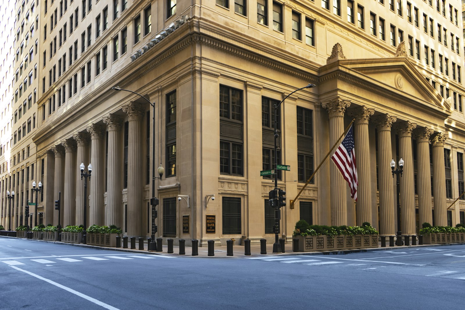 Sütunlu cephesi ve bayrağıyla merkez bankası binası — 7 Ekim 2026'da Fed tutanakları, İstanbul Ekonomi Forumu ve Bitcoin