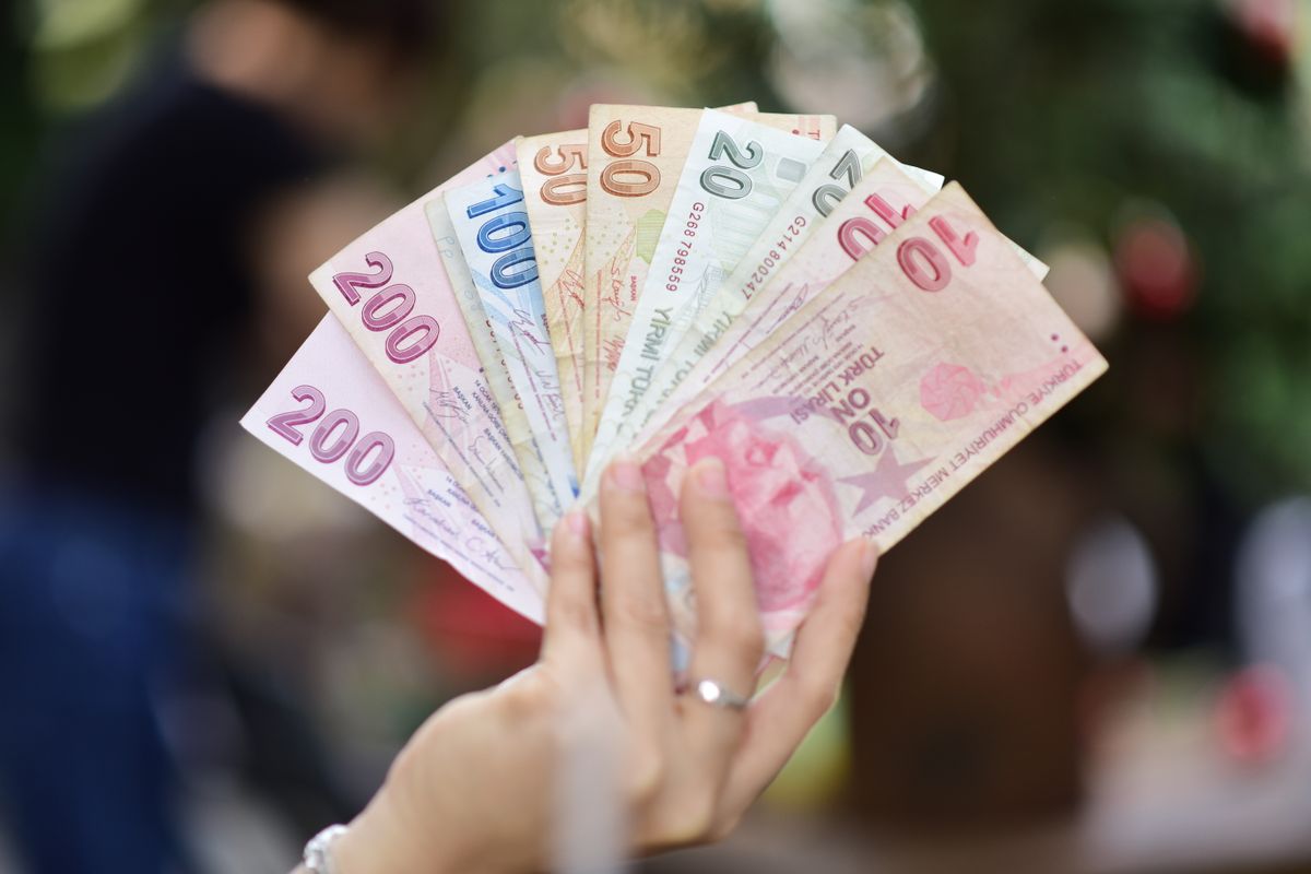 Elde tutulan Türk lirası banknotlar — kripto ve forex dolandırıcılık operasyonu sonrası platform doğrulama rehberi