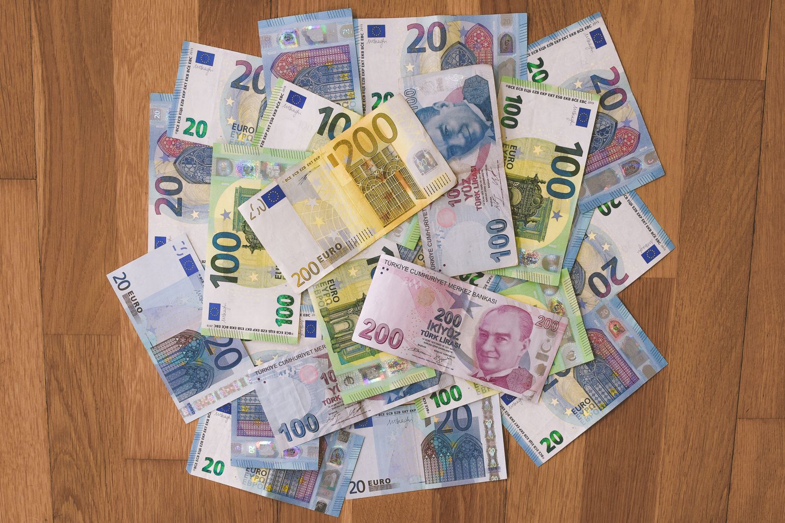 Ahşap zeminde Türk lirası banknotları — kripto vergisi binde 3, SPK 58 platform listesi ve FOMC öncesi geri sayım